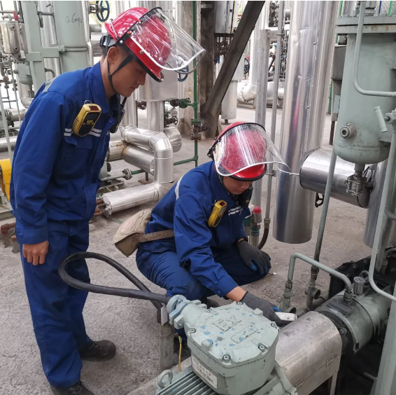 預(yù)處理車間趙乙林和張文田檢查運(yùn)行機(jī)泵震動情況.png