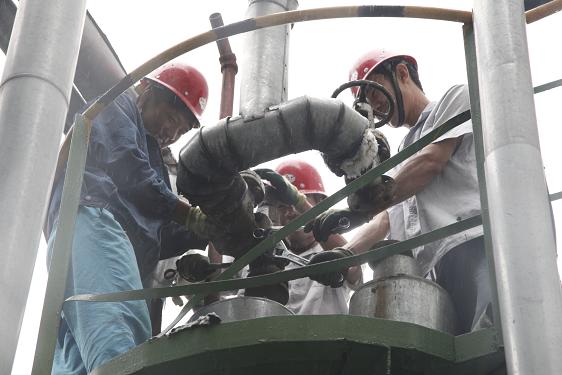 制氫車間徐志強、任寶利、樊福龍裝安全閥