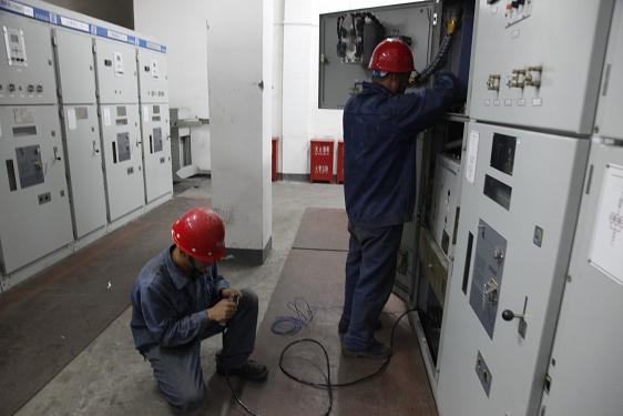 檢修電氣王西平、田創(chuàng)在給電路配線