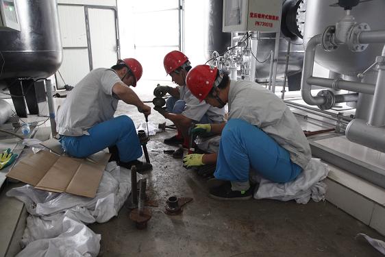 公用車間劉建剛、霍樂樂、張衛(wèi)強檢修制氮機絲杠壓蓋